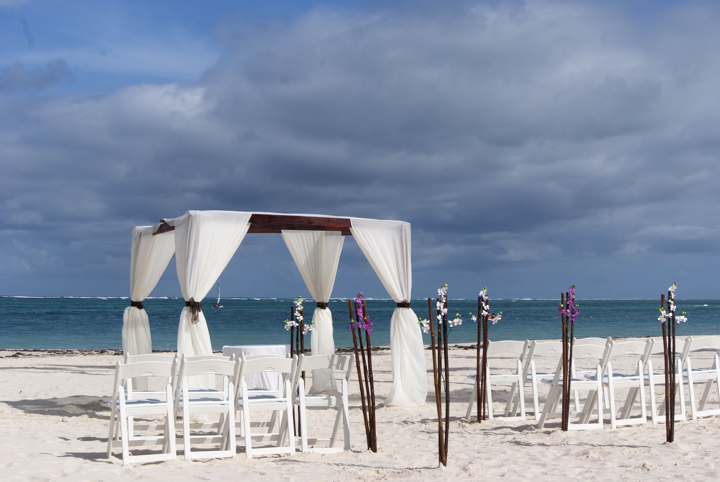 Texas Wedding Business Offers Unique Cylinder Pedestal Ideas