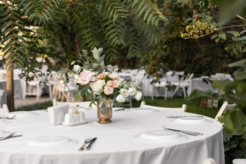 How To Shop For Round Linen Tablecloths