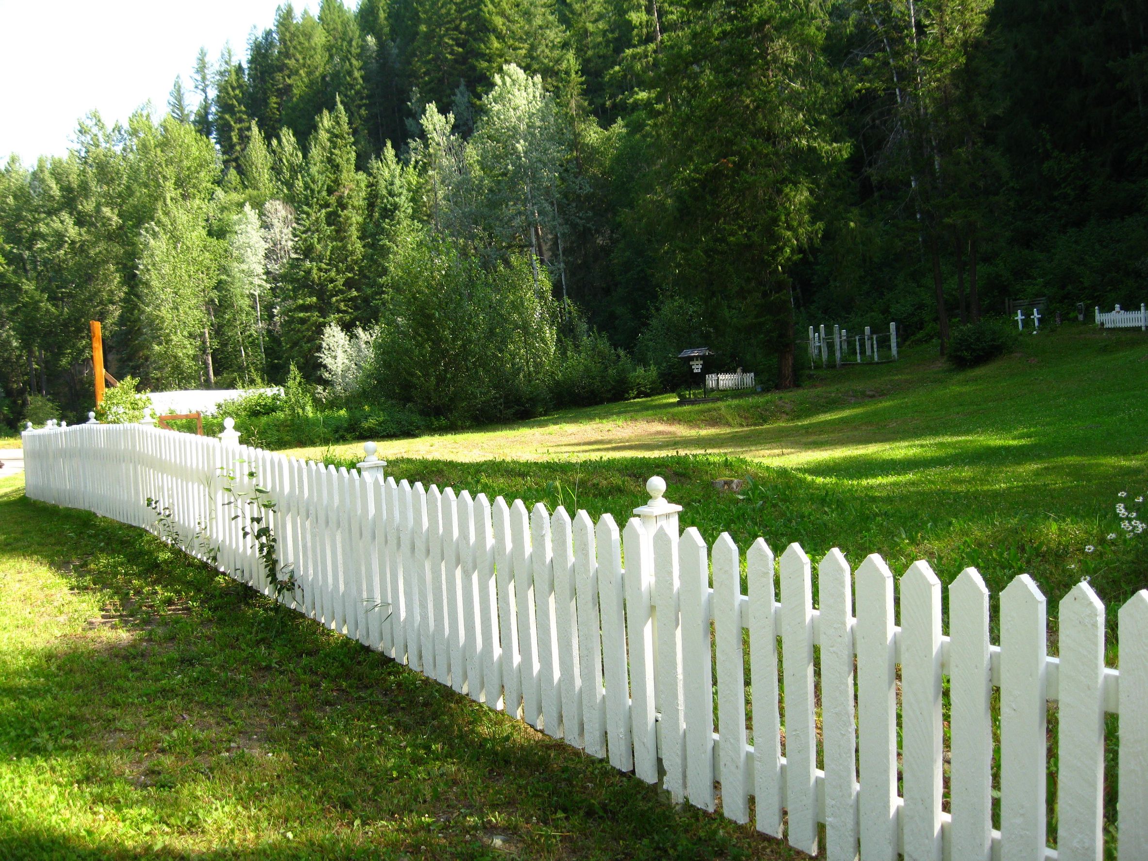 The Right Fence Contractor in Cedar Falls, IA, Makes the Process Much Simpler